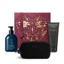 Conjunto presenteável edição Dia dos Namorados contendo produtos da marca Malbec, incluindo frasco de loção hidratante, shower gel de banho e nécessaire preta. A embalagem decorada com ilustrações douradas de elementos celestiais em fundo vinho.