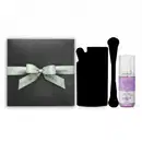 Caixa cinza com laço verde-claro da marca O Boticário, contendo um  Body Splash Desodorante Colônia Cuide-se Bem Rosa e Algodão e dois itens surpresas, cuja silhueta aparece em preto ao lado dos demais itens.