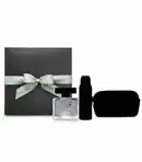 Caixa de presente cinza com laço verde-claro com logo oBoticário e  frasco de fragrância transparente da linha Coffee Man Lucky, além de silhueta de dois itens surpresa, conjunto de itens de perfumaria da marca Boticário.