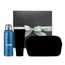 Conjunto presenteável de itens de perfumaria da marca O Boticário, incluindo desodorante aerossol Quasar Blue com frasco azul, e dois itens surpresa, além de embalagem cinza com laço branco escrito oBoticário em verde.