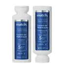 Dois frascos brancos da linha Match, um contendo shampoo e outro condicionador, com rótulos azuis destacando os ingredientes e benefícios do produto, como multi hialurônico e lípidos de girassol.