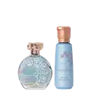 Conjunto Floratta Blue Crystal com perfume em frasco de vidro iridescente com tampa rose gold e creme hidratante desodorante em frasco azul claro de 200ml, ambos com detalhes florais brancos.