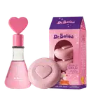 Conjunto Dr. Botica "Banho de Coração" com frasco de perfume rosa com tampa em formato de coração, sabonete em barra com relevo de coração e embalagem rosa e roxa. Produtos infantis testados por pediatra.