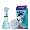 Conjunto Dr. Botica com frasco de poção de coragem em vidro azul-turquesa, sabonete em barra espumosa branco em formato de coração e embalagem caixa turquesa com detalhes roxos. Produtos infantis testados dermatologicamente.
