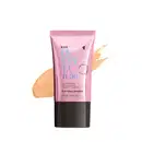 Bisnaga rosa metalizada com tampa preta e letras azuis e pretas contendo 30ml de base líquida Levanta Tudo na cor 02Q da marca Quem Disse, Berenice?. Atrás da embalagem, uma pequena quantidade da base espalhada no fundo, mostrando a sua real tonalidade.