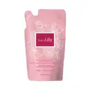 Refil de creme acetinado desodorante hidratante corporal da marca Love Lily em sachê de 250g na cor bege com detalhes dourados e rótulo marrom claro.