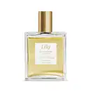 Vidro quadrado com líquido bege, tampa dourada, rótulo branco com letras bege contendo 50ml de óleo acetinado multifuncional corpo e cabelo da marca Lily.