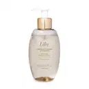 Frasco ovalado bege com letras marrons, detalhe dourado e bomba dosadora branca contando 250ml de sabonete líquido acetinado da marca Lily.