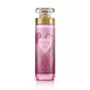 Imagem do frasco de body splash Dream Amor no Ar, em embalagem cilíndrica com tampa transparente e válvula spray dourada. O rótulo é em tons de roxo e traz um coração ilustrativo. O recipiente conta com 200ml de produto.