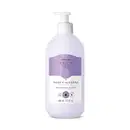 Frasco de 400ml na cor branca com rótulo lilás e branco com ilustração de uma flor de algodão contendo loção hidratante corporal Cuide-se Bem Rosa e Algodão.