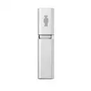 Porta-perfume com vaporizador em tubo prateado com o logo da marca O Boticário em cinza na parte superior.