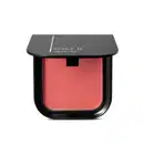 Blush em pó mate Luminoso Berry Make B. na cor rosa intenso em estojo quadrado preto de cantos arredondados e o nome da marca gravado na tampa em letras brancas.