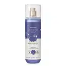 Frasco cilíndrico transparente com líquido azul claro, pulverizador prateado, tampa transparente e rótulo azul escuro e branco com ovelhinha ilustrada contendo 200ml de body splash da marca Cuide-se Bem Boa Noite.