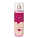 Frasco cilíndrico transparente com líquido rosa claro, pulverizador prateado, tampa transparente e rótulo vinho e rosa com beija-flor ilustrado contendo 200ml de body splash da marca Cuide-se Bem Beijinho.