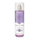 Frasco cilíndrico com líquido azul, pulverizador prateado, tampa transparente e rótulo azul e branco com flor de algodão ilustrada contendo 200ml de body splash Cuide-se Bem Rosa e Algodão.