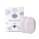 Caixa branca com flores de algodão ilustradas em tons de lilás ao lado de dois sabonetes em barra em formato oval na cor branca da marca Cuide-se Bem Rosa e Algodão contendo 80g cada um.