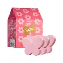 Caixa em formato de casinha na cor rosa com flores amarelas acompanhado de três sabonetes em barra em formato de borboleta na cor lilás da marca Sophie, contendo 80g cada um.