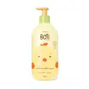 Frasco amarelo claro com ilustração de um passarinho amarelo com detalhes laranjas e bomba dosadora laranja contendo 400ml de condicionador suave da marca Boti Baby.