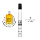 Frasco transparente cilíndrico com tampa e letras pretas contendo 10ml de desodorante colônia Egeo Free Fire. Ao lado, o frasco original da fragrância em vidro laranja com tampa prateada e letras pretas.