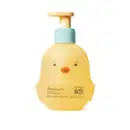 Frasco em forma de passarinho amarelo com detalhes laranjas, tampa azul e bomba dosadora amarela contendo 200ml de shampoo suave da marca Boti Baby.