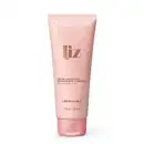 Bisnaga rosa om letras marrons contendo 100ml de creme desodorante hidratante corporal da marca Liz.