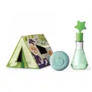 Caixa de papelão em formato de barraca de camping, sabonete em barra azul em formato redondo com uma maçã ilustrada e vidro de perfumaria infantil em formato de tubo laboratorial e estrela verde na ponta Poção de Aventura Dr. Botica.
