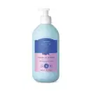 Frasco branco com bomba dosadora e rótulo azul e lilás com ilustração de um patinho de banho contendo 400ml de loção hidratante corporal da marca Cuide-se Bem Show de Banho.