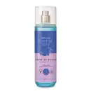 Frasco cilíndrico transparente com líquido azul, pulverizador prateado, tampa transparente e rótulo azul e lilás com patinho de banho ilustrado contendo 200ml de body splash da marca  Cuide-se Bem Show de Banho.