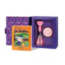 Caixa de presente roxa com corações rosa e brancos, contendo um item de perfumaria infantil em frasco rosa em formato becker com tampa de coração, acompanhado de um sabonete em barra redondo e livro infantil com ilustrações coloridas da marca Dr. Botica.