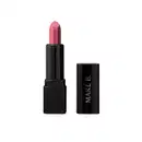 Batom cremoso na cor rosa Cashmere da marca Make B. em versão miniatura, com tubo preto e letras prateadas.