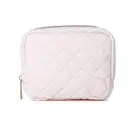 Nécessaire retangular de matelassê branco com zíper e detalhe em couro na parte inferior do produto.