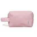 Nécessaire retangular de tecido na cor rosa com alça de transporte franzida e logo da marca O Boticário estampado.