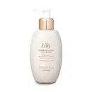Frasco branco ovalado com detalhe dourado, tampa dosadora branca e letras bege escuras contendo 250ml de creme de banho acetinado da marca Lily