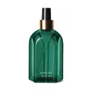 Vidro verde de tampa spray preta com detalhe e letras douradas contendo 250ml de aromatizador de ambientes Casa 214 Brisa de Cedro.