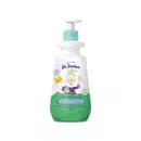 Imagem de um frasco branco com tampa dosadora azul e rótulo em verde com ilustração do personagem da marca Dr. Botica, contendo 400ml de shampoo infantil para cabelos crespos.