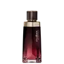 Frasco de perfume Malbec com design elegante em tons de vermelho e dourado, contendo líquido de cor rosada. O rótulo exibe o nome da marca em destaque.