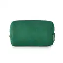 O produto apresentado é uma necessaire de cor verde escuro, com textura canelada. Possui um zíper na parte superior e uma etiqueta com o logotipo da marca O Boticário visível.