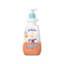 Imagem de um frasco branco com tampa dosadora azul e rótulo em laranja com ilustração do personagem da marca Dr. Botica, contendo 400ml de shampoo infantil para cabelos cacheados.