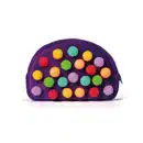 Necessaire em formato arredondado com zíper, confeccionado em tecido de cor roxa intensa. Sua superfície é totalmente revestida por pequenas bolinhas felpudas multicoloridas, incluindo tons de amarelo, laranja, vermelho, verde, turquesa e lilás.