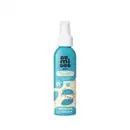 Frasco em tons de azul e rosa com tampa spray branca e letras pretas contendo 120ml de limpa e hidrata patinhas da marca Au.Migos.