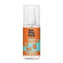 Frasco transparente com líquido claro, válvula spray branca, tampa transparente e rótulo laranja e azul com ilustrações de um gato e de um cachorro contendo 60ml de colônia fihotes da marca Au.Migos Pets.