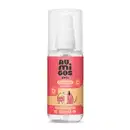 Frasco transparente com líquido claro, válvula spray branca, tampa transparente e rótulo laranja e rosa com ilustrações de um gato e de um cachorro contendo 60ml de colônia adultos da marca Au.Migos Pets.