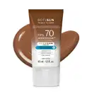 Frasco de 40ml de protetor solar facial com cor6.0 FPS 70 Boti.Sun em embalagem marrom e branca e rótulo com letras brancas contendo informações sobre o produto. Ele está à frente de uma quantidade do produto mostrando textura e tonalidade marrom.