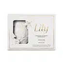 Conjunto de sabonetes em barra perfumados Lily. Rótulo com o nome "Lily" em letras douradas e descrição do produto. Imagem em relevo de um sabonete com detalhes florais esculpidos. Cores predominantes são branco, dourado e cinza claro.