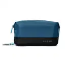 Bolsa de cosméticos azul-marinho com faixa preta na barra, com zíper e alça, exibindo a marca "CLASH" em letras grandes no canto inferior direito.
