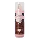 Body splash Cuide-se Bem Deleite Chocolatudo em frasco transparente com líquido bege e tampa borrifadora. Rótulo rosa com detalhes em marrom e vaca estilizada.