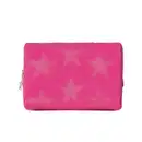 O produto apresentado é um necessaire rosa com estampa de estrelas. Possui um zíper dourado e uma alça para transporte. O necessaire é feita de material macio e texturizado, indicado para crianças.