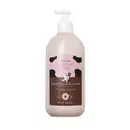 Frasco branco com bomba dosadora e rótulo em tons de rosa e marrom com vaca ilustrada contendo 400ml de loção hidratante corporal Cuide-se Bem Deleite Chocolatudo.