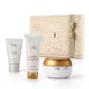 Caixa de presente bege com detalhes dourados e três itens da marca Lily em embalagens na cor branca e dourada, incluindo creme de mãos acetinado, geleia iluminadora corporal e creme acetinado corporal.
