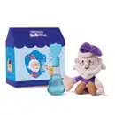 Kit Infantil Dr. Botica consiste em uma caixa azul com detalhes em branco e azul exibindo ilustrações de um personagem idoso e um urso de pelúcia. Dentro da caixa há um frasco de vidro azul contendo item de perfumaria e um brinquedo de pelúcia.